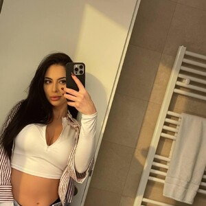 ChloeDevine live cam video preview